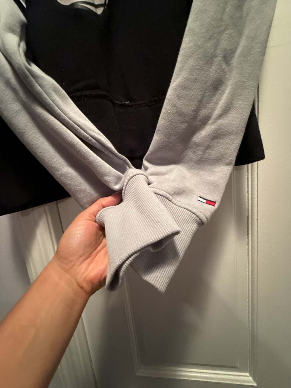 Tommy Jeans Brooklyn Nets NBA Colorblock Raw Hem Cropped Sweatshirt - Picture 4 of 7
